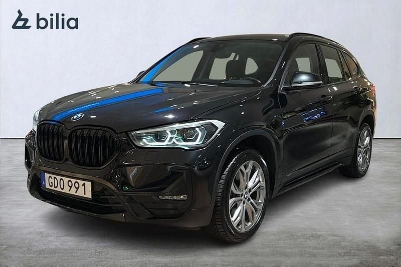 Svart Begagnad 2021 BMW X1 Sport Line SUV | 309 900 kr (Marknadspris) - Bild 1/4