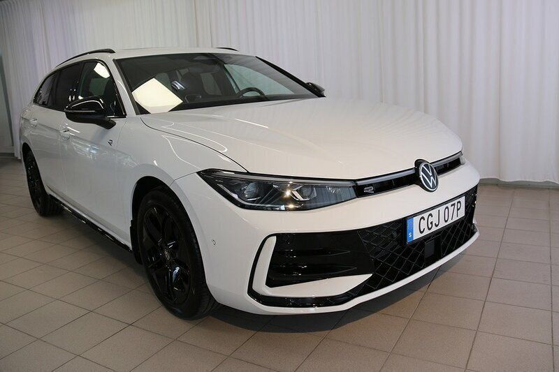 Vit (pure white) Ny 2025 VW Passat R-line Kombi | 565 100 kr (Marknadspris) - Bild 1/4