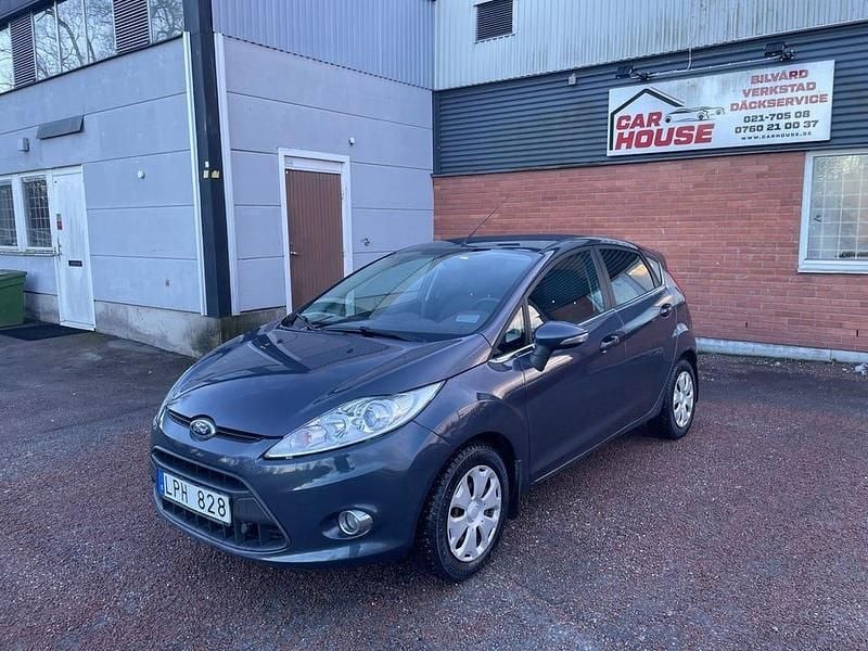 Begagnad Ford Fiesta Titanium 82 HK (60 kW) 2011 Grå Halvkombi