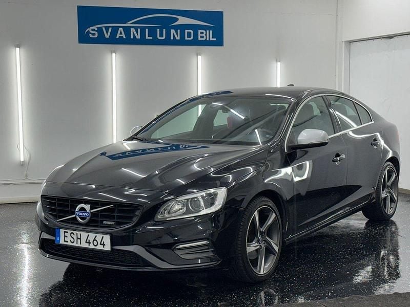 Svart Begagnad 2015 Volvo S60 R-Design Sedan | 169 800 kr (Marknadspris) - Bild 1/4
