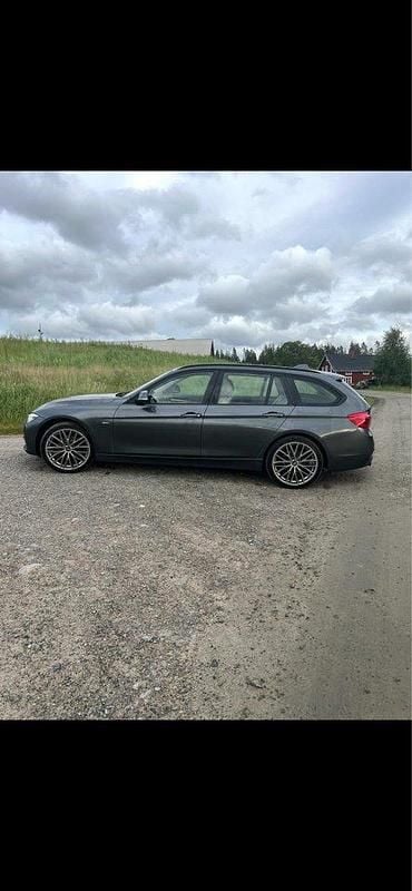 Grå Begagnad 2016 BMW 320 Sport Line Kombi | 165 000 kr (Bra pris) - Bild 1/4