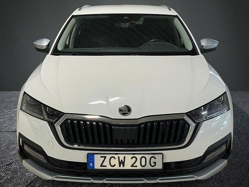Begagnad Skoda Octavia Scout 200 HK (147 kW) 2021 Vit Kombi