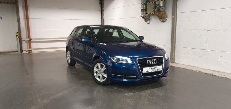 Blå Begagnad 2013 Audi A3 Sportback Attraction Halvkombi | 84 899 kr (Marknadspris) - Bild 1/4