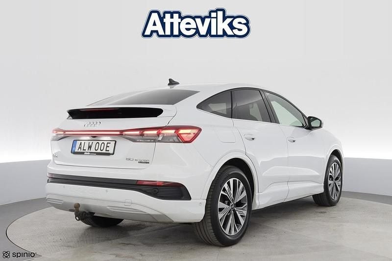 Begagnad Audi Q4 Sportback e-tron Advanced Plus 219 kW (299 HK) 2022 Glaciärvit metallic SUV