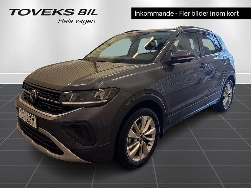 Grå (smokey grey metallic) Begagnad 2025 VW T-Cross Life SUV | 289 900 kr (Marknadspris) - Bild 1/4