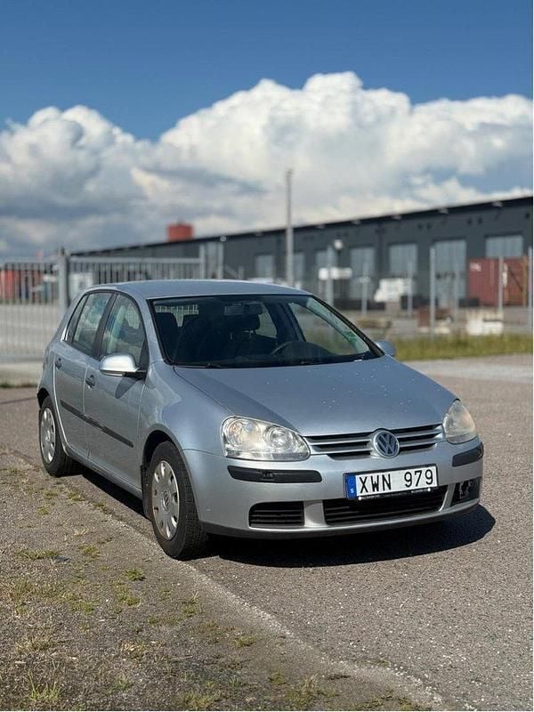 Silver Begagnad 2006 VW Golf V Trendline Halvkombi | 20 000 kr (Superpris) - Bild 1/4