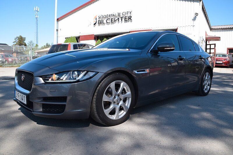 Grå (grå met) Begagnad 2015 Jaguar XE Sedan | 169 990 kr (Marknadspris) - Bild 1/4