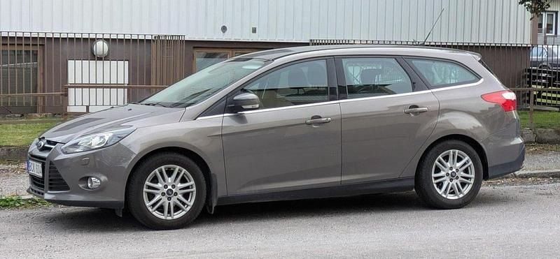 Brun Begagnad 2012 Ford Focus Titanium Kombi | 65 000 kr (Marknadspris) - Bild 1/4
