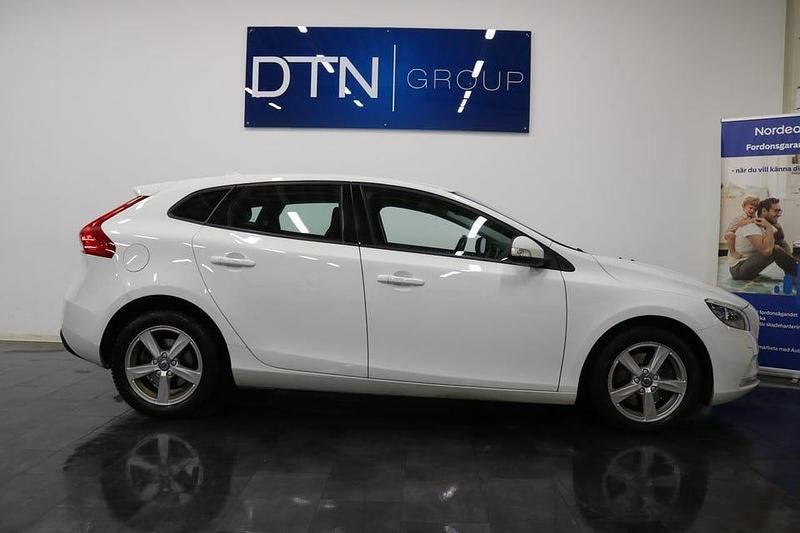 Vit Begagnad 2016 Volvo V40 Kinetic Halvkombi | 104 500 kr (Bra pris) - Bild 1/4