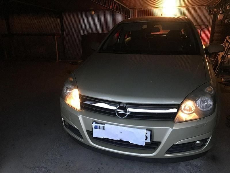Gul Begagnad 2004 Opel Astra Halvkombi | 28 000 kr (Marknadspris) - Bild 1/4