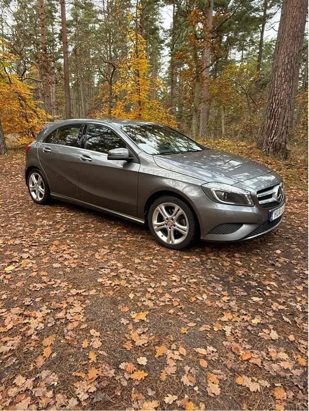 Grå Begagnad 2015 Mercedes A180 Urban Halvkombi | 130 000 kr (Bra pris) - Bild 1/3
