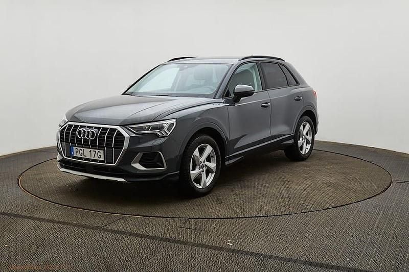 Grå Begagnad 2024 Audi Q3 Proline SUV | 354 900 kr (Marknadspris) - Bild 1/4