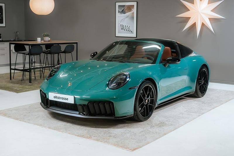 Begagnad Porsche 911 541 HK (397 kW) 2025 Smyrna green