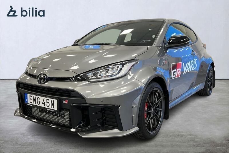 Silver Begagnad 2024 Toyota Yaris Premium Halvkombi | 564 900 kr (Marknadspris) - Bild 1/3