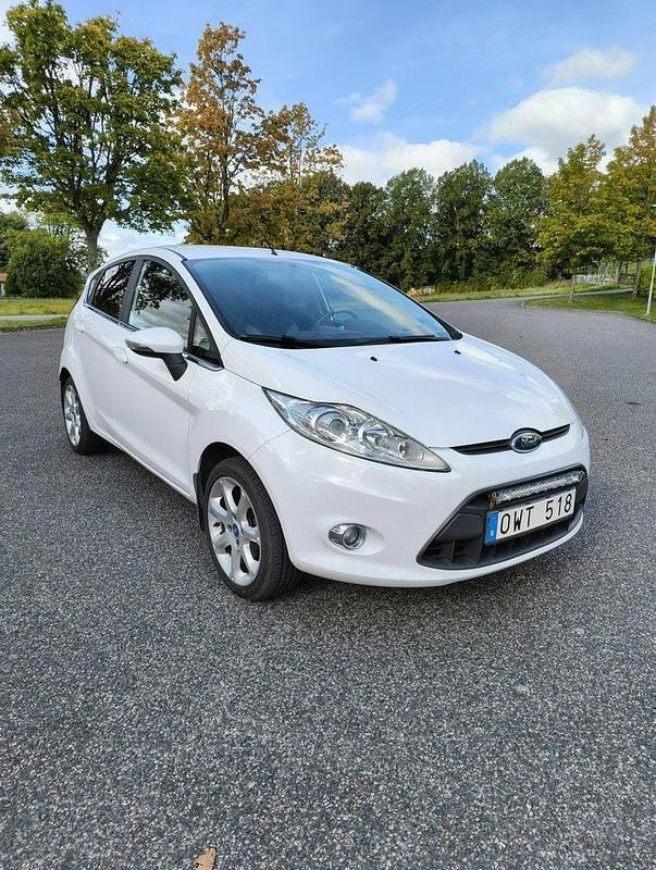 Vit Begagnad 2011 Ford Fiesta Titanium Halvkombi | 49 500 kr (Marknadspris) - Bild 1/4