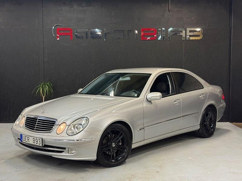 Ljusgrå Begagnad 2003 Mercedes E240 Avantgarde Sedan | 49 000 kr (Marknadspris) - Bild 1/4
