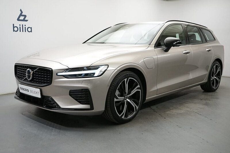 Ljusgrå Begagnad 2024 Volvo V60 Plus Kombi | 519 900 kr (Dyr) - Bild 1/3