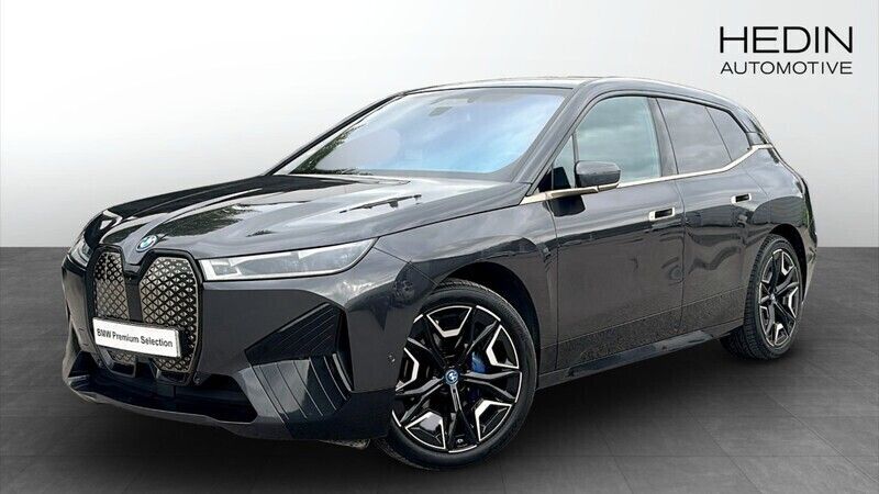 Grå (grey) Begagnad 2022 BMW iX Comfort Edition SUV | 478 700 kr (Marknadspris) - Bild 1/4