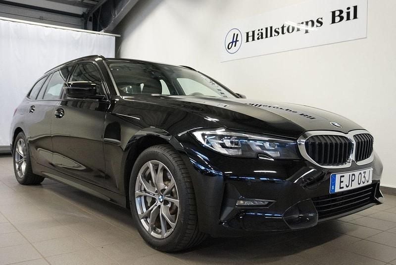 Svart Begagnad 2021 BMW 330e Sport Line Kombi | 319 900 kr (Bra pris) - Bild 1/3