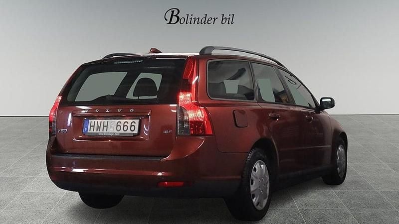 Begagnad Volvo V50 Kinetic 125 HK (91 kW) 2008 Röd Kombi