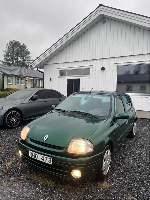 Grön Begagnad 2000 Renault Clio II Halvkombi | 11 500 kr (Marknadspris) - Bild 1/4