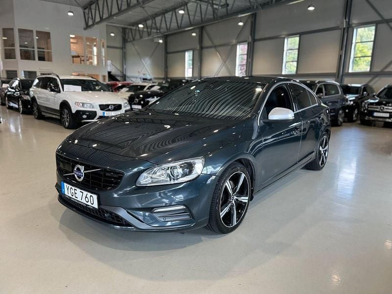 Grå Begagnad 2016 Volvo S60 R-Design Sedan | 199 900 kr (Lite dyr) - Bild 1/4