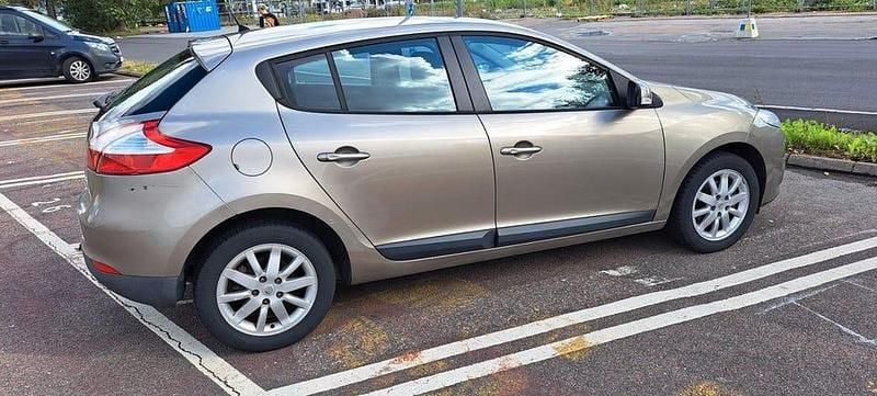 Brun Begagnad 2011 Renault Mégane III Halvkombi | 34 500 kr (Bra pris) - Bild 1/4