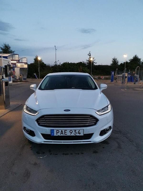Vit Begagnad 2016 Ford Mondeo Titanium Halvkombi | 119 900 kr (Marknadspris) - Bild 1/4