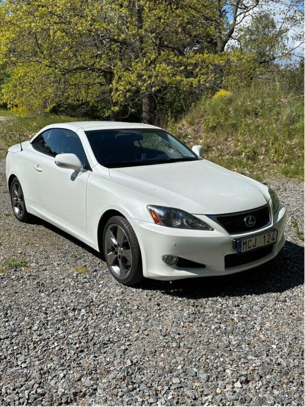 Vit Begagnad 2011 Lexus IS250 Cab | 189 000 kr - Bild 1/4