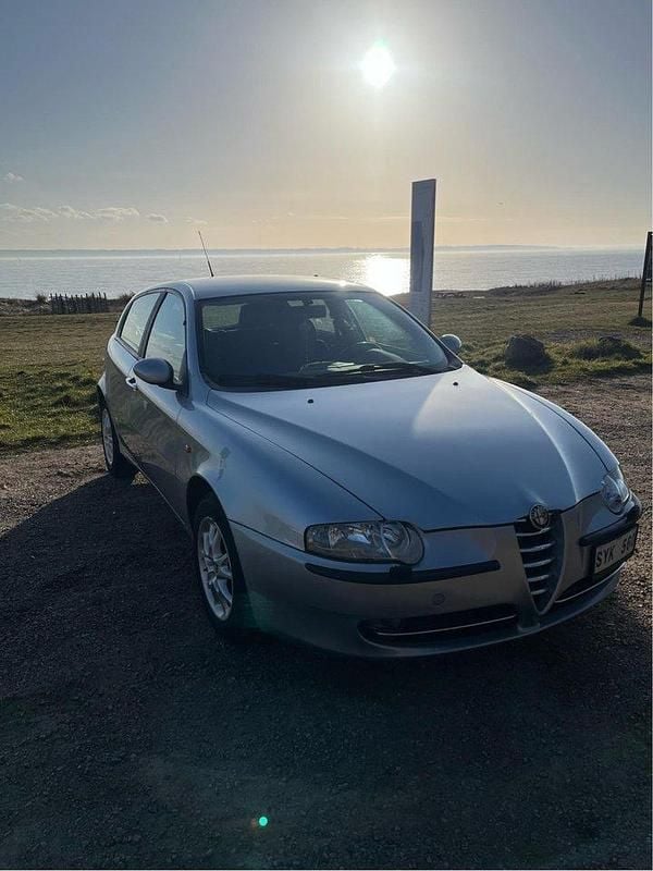 Grå Begagnad 2002 Alfa Romeo 147 Halvkombi | 35 000 kr - Bild 1/4