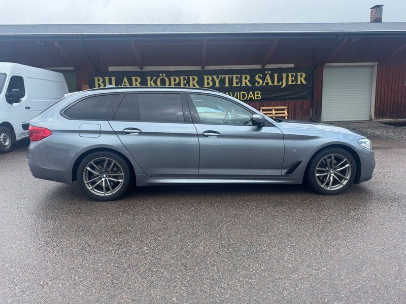 Blå Begagnad 2018 BMW 520 M Sport Kombi | 269 000 kr (Lite dyr) - Bild 1/4
