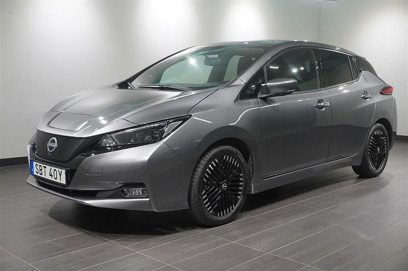 Grå Begagnad 2023 Nissan Leaf N-Connecta Halvkombi | 209 900 kr (Marknadspris) - Bild 1/4