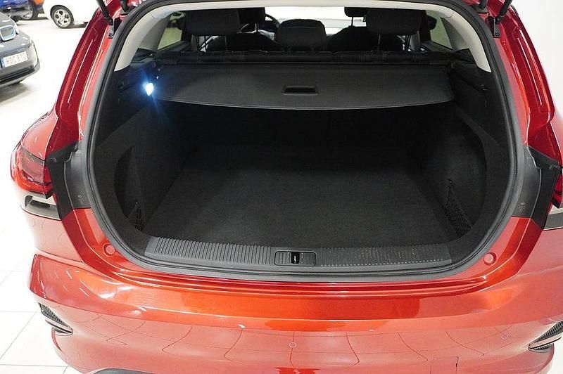 Begagnad MG MG5 EV Comfort 130 kW (177 HK) 2022 Diamond red Kombi