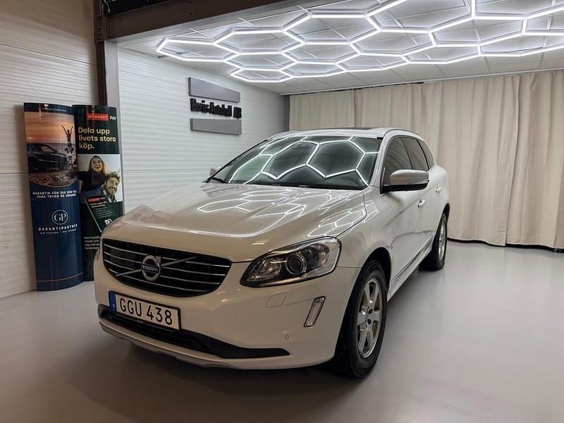 Vit Begagnad 2017 Volvo XC60 Standard SUV | 209 900 kr (Bra pris) - Bild 1/4