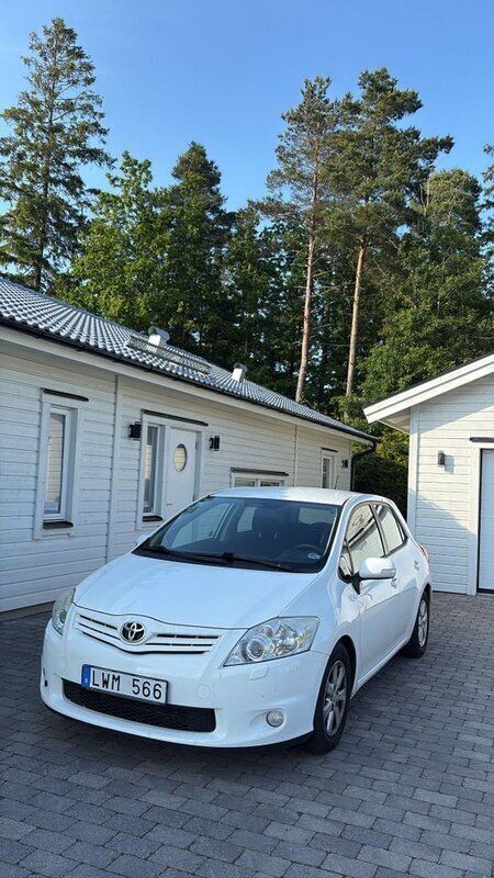 Vit Begagnad 2011 Toyota Auris Plus Halvkombi | 39 000 kr (Bra pris) - Bild 1/4