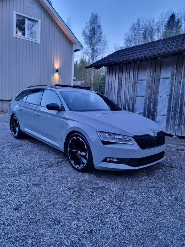 Grå Begagnad 2018 Skoda Superb Business Line Kombi | 249 900 kr (Marknadspris) - Bild 1/4
