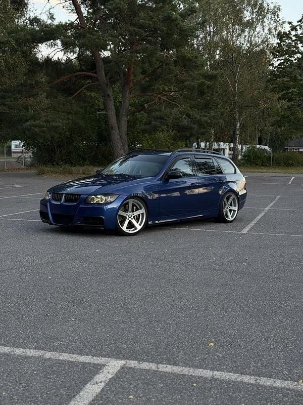 Blå Begagnad 2007 BMW 335 Performance Kombi | 159 000 kr (Marknadspris) - Bild 1/4