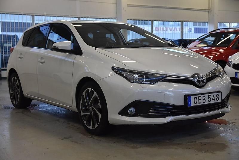 Begagnad Toyota Auris Active 116 HK (85 kW) 2016 Vit Halvkombi