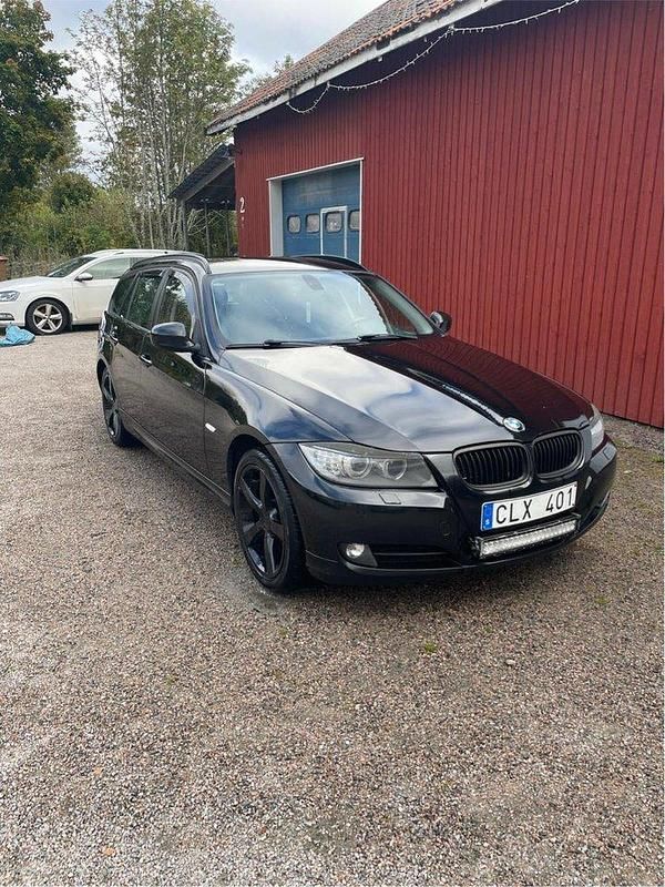Svart Begagnad 2012 BMW 318 Kombi | 75 000 kr (Bra pris) - Bild 1/4