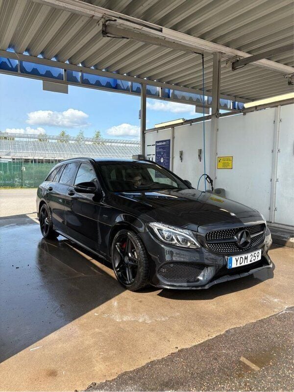 Svart Begagnad 2016 Mercedes C450 AMG AMG line Kombi | 300 000 kr (Marknadspris) - Bild 1/4