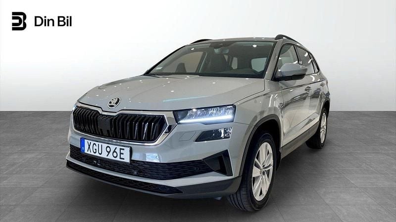 Grå (steel grey) Ny 2025 Skoda Karoq Selection SUV | 359 800 kr (Marknadspris) - Bild 1/4