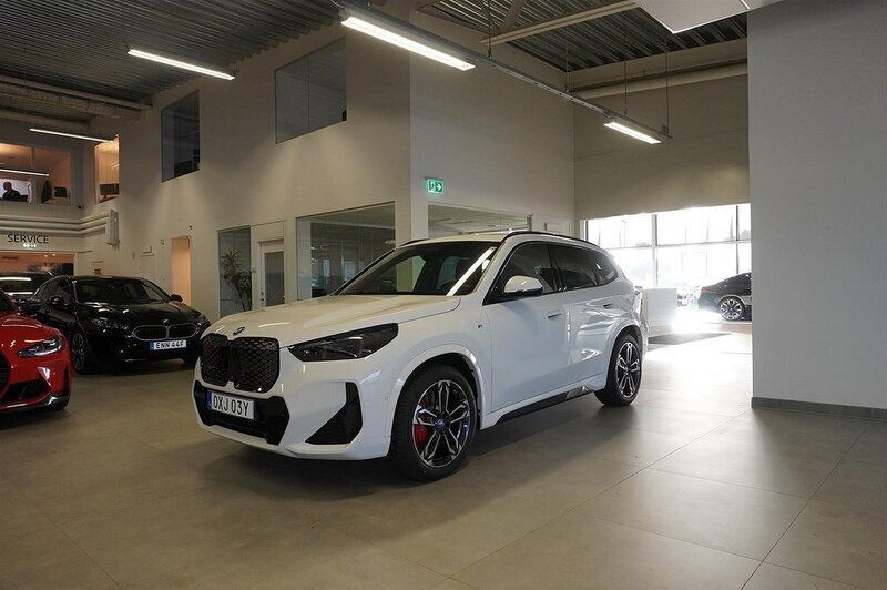 Vit Begagnad 2024 BMW iX1 M Sport SUV | 699 800 kr - Bild 1/4