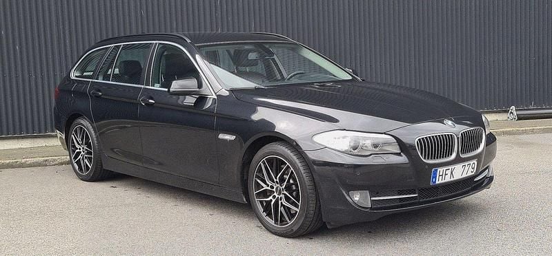 Svart Begagnad 2011 BMW 530 Kombi | 139 900 kr (Marknadspris) - Bild 1/4
