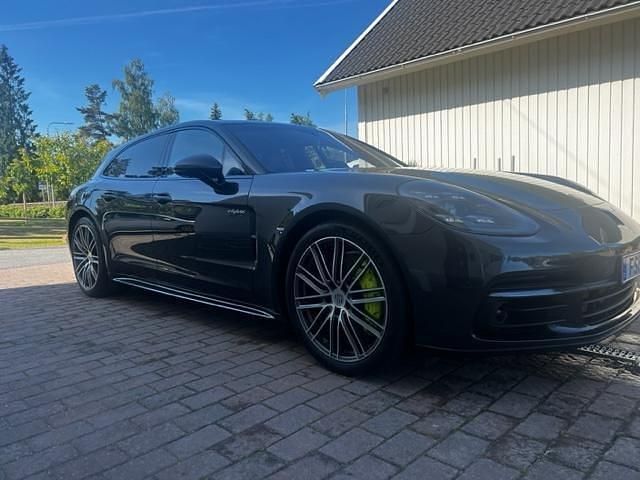 Grå Begagnad 2020 Porsche Panamera 4 Sport Turismo Sedan | 749 000 kr (Bra pris) - Bild 1/4