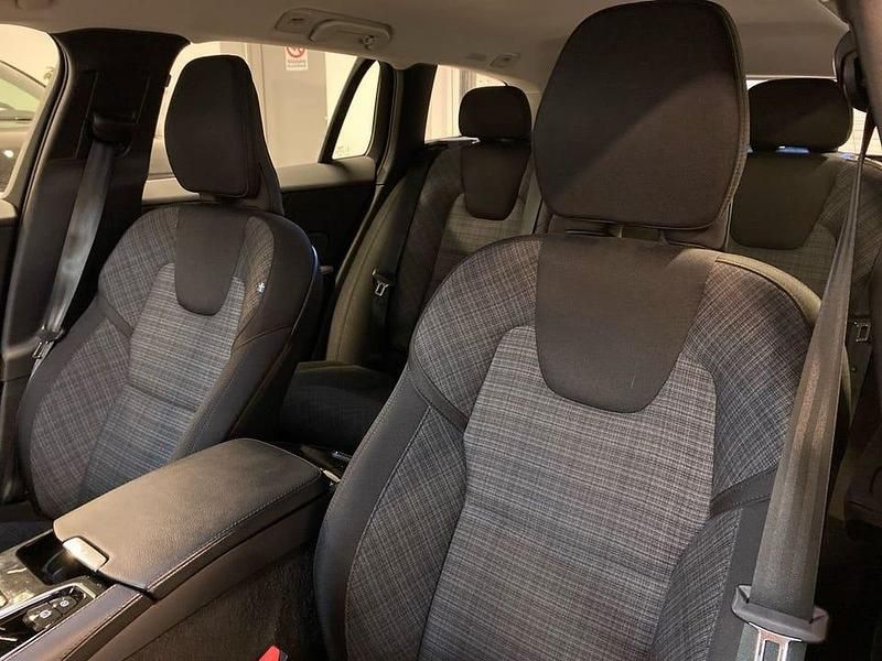Begagnad Volvo V60 Core 355 HK (261 kW) 2023 Vit Kombi