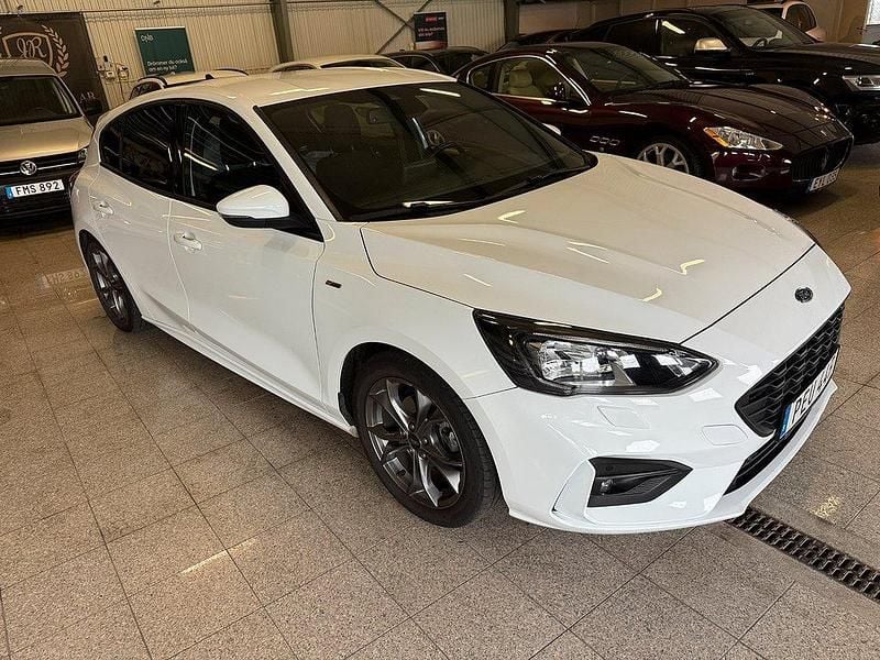 Vit Begagnad 2021 Ford Focus ST-Line Halvkombi | 149 900 kr (Marknadspris) - Bild 1/4