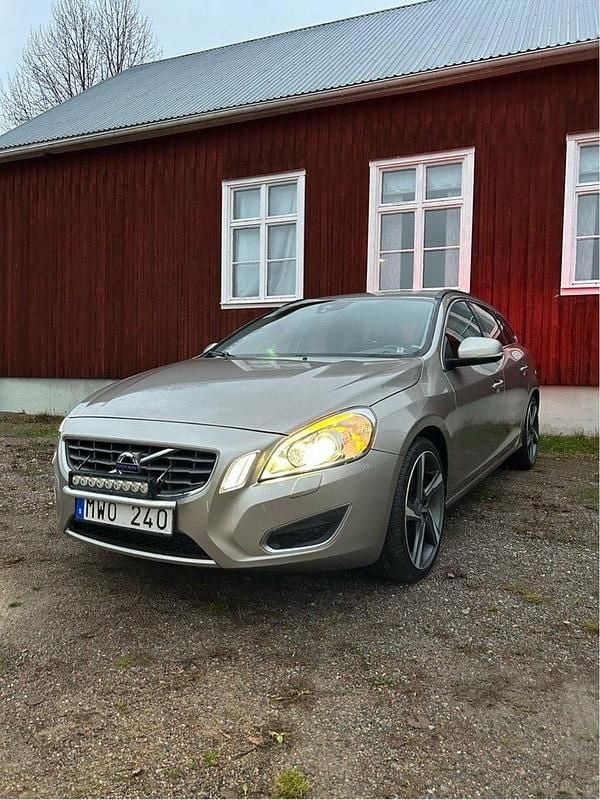 Brun Begagnad 2013 Volvo V60 Momentum Kombi | 40 000 kr (Superpris) - Bild 1/4