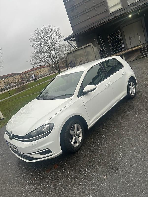 Begagnad 2018 VW Golf VII Halvkombi | 149 000 kr (Bra pris) - Bild 1/4