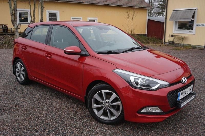 Röd Begagnad 2015 Hyundai i20 Premium Halvkombi | 69 900 kr (Lite dyr) - Bild 1/4
