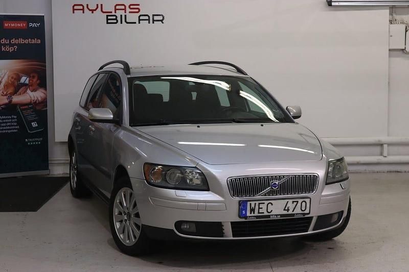 Grå Begagnad 2005 Volvo V50 Kinetic Kombi | 32 900 kr (Marknadspris) - Bild 1/4